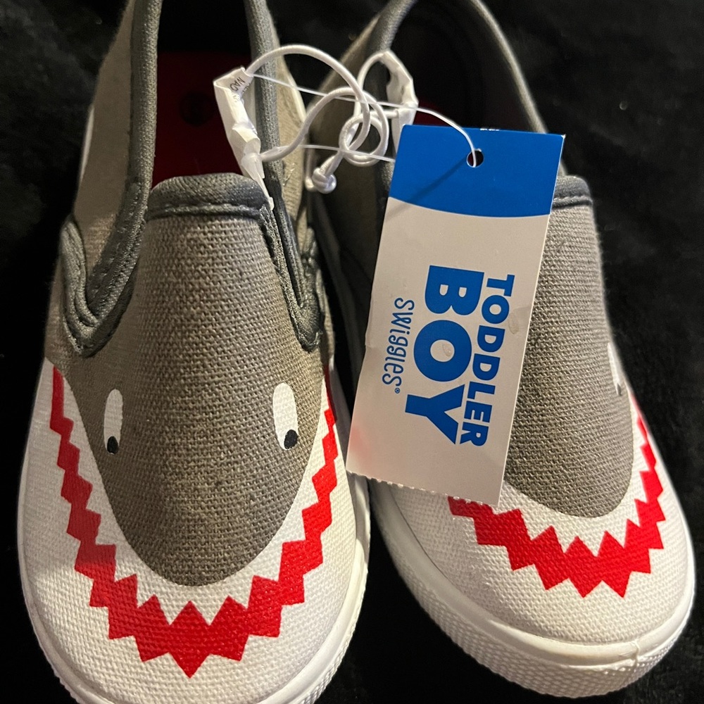 Swiggles Toddler Boy Shark slip on shoes size 5